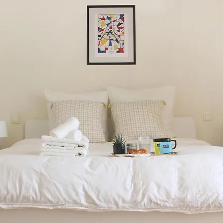 16 Near Eiffel Tower * Paris